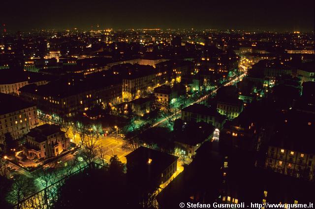  Panorama notturno su via Venti Settembre - click to next image