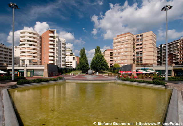  Fontana in piazza Vigili del Fuoco - click to next image