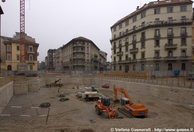  Cantiere per box in piazza dei Volontari - click to next image