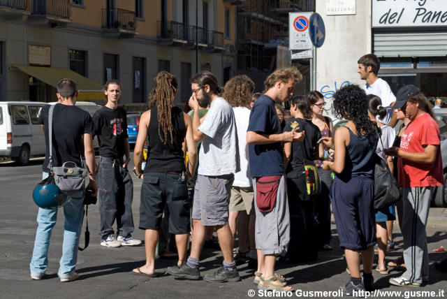  Ragazzi all'incrocio tra la Volturno e la Sebenico - click to next image