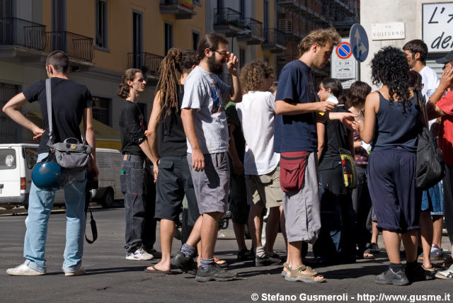  Ragazzi all'incrocio tra la Volturno e la Sebenico - click to next image