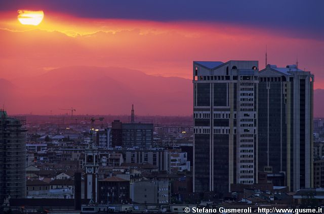  Alba sopra i monti Bronzone, Guglielmo e i grattacieli di Porta Garibaldi - click to next image