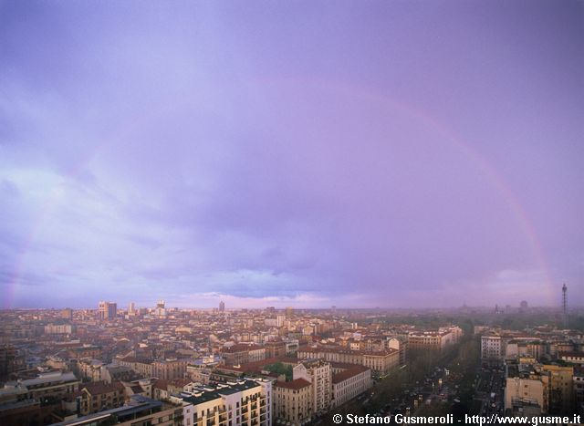  Accenno di arcobaleno su corso Sempione - click to next image