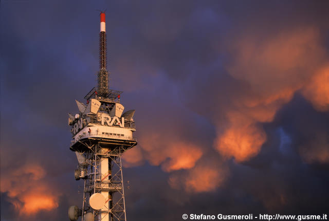  Torre RAI e mammatus al tramonto - click to next image