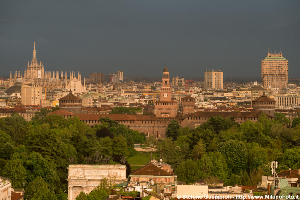  Parco Sempione e Castello sotto al temporale - click to next image