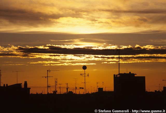 1997xxxx_007_24 Antenne e palazzo via Alberto da Giussano 21 al tramonto - click to next image