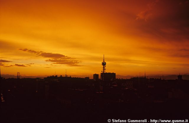  Tramonto sullo skyline di Corso Sempione - click to next image