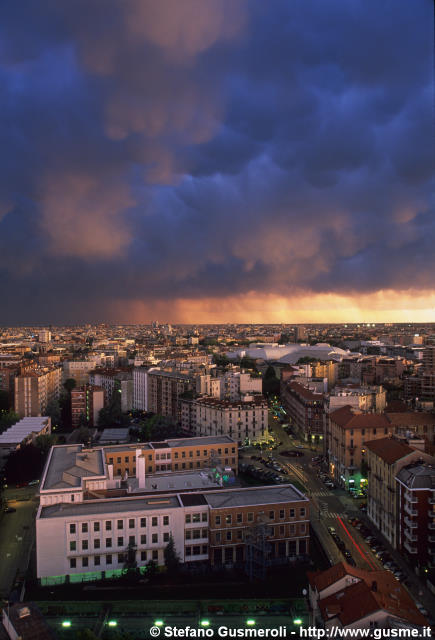  Liceo Beccaria e mammatus al tramonto - click to next image