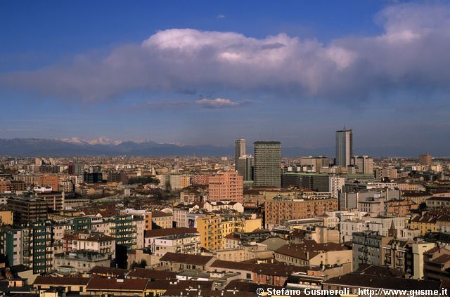  Tetti di via Volta e Garibaldi, grattacieli e alpi bergamasche - click to next image