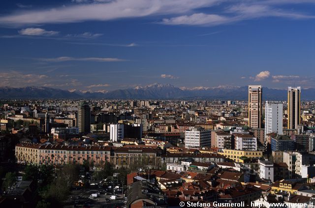  Palazzi viale Pasubio, grattacieli e alpi - click to next image