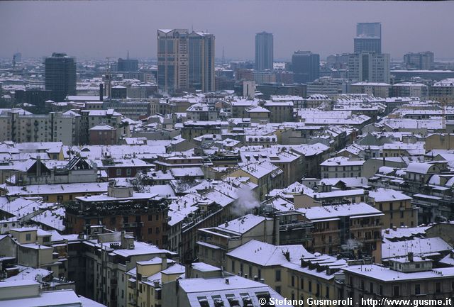  Tetti di via Paolo Sarpi e grattacieli innevati - click to next image