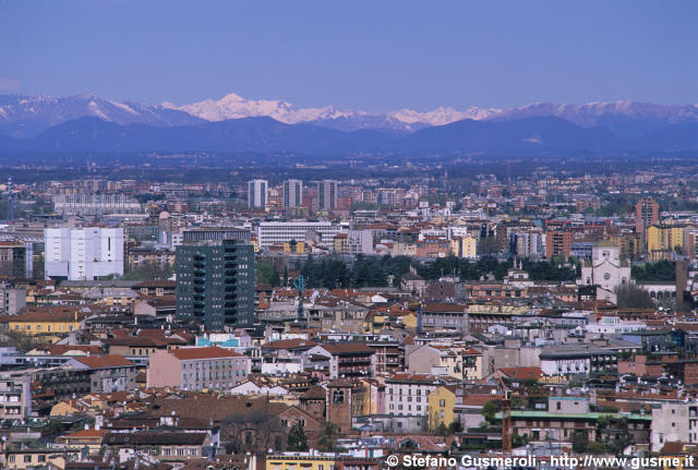  Distesa di tetti da Biancamano 2 al monte Basodino - click to next image