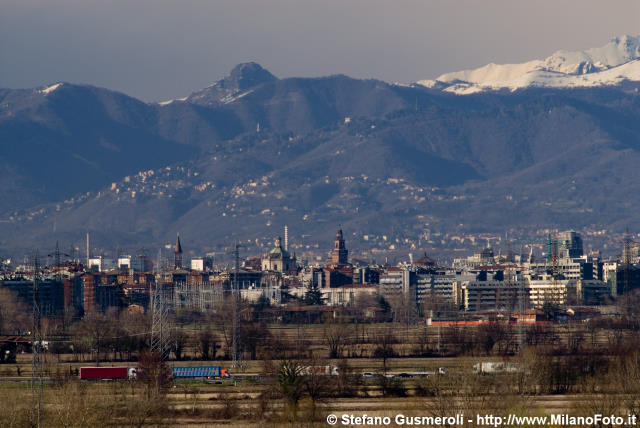  Skyline di Milano e Brunate - click to next image