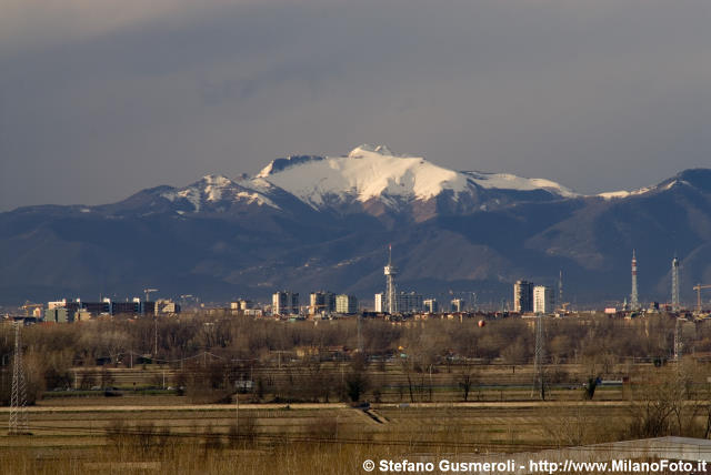  Campi e grattacieli verso il monte Generoso - click to next image