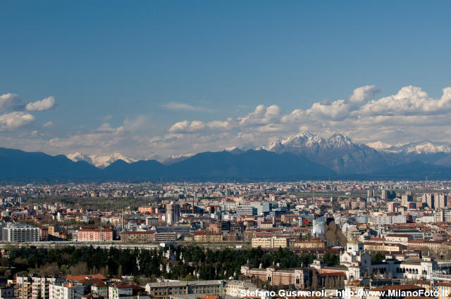  Panorama su Milano e prealpi lariane - click to next image