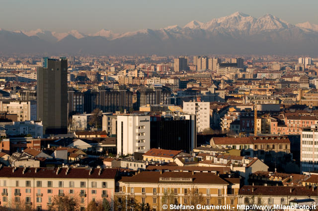  Panorama di tetti verso il lario - click to next image