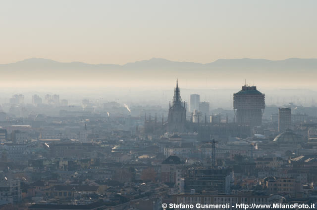  Duomo e nebbietta verso gli appennini - click to next image