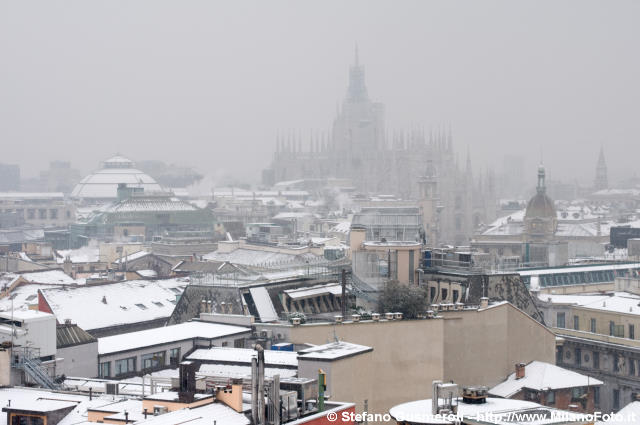  Tetti innevati verso il Duomo - click to next image