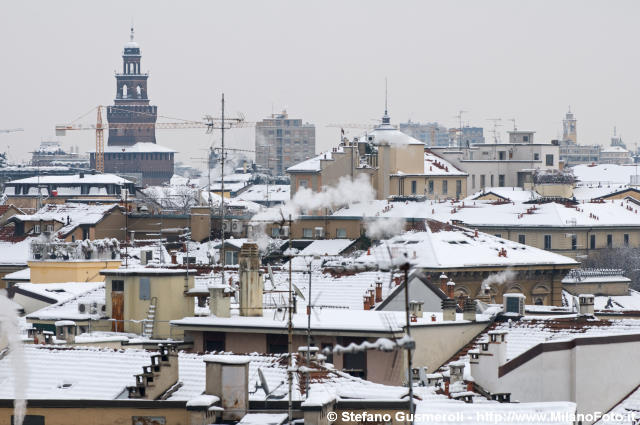  Tetti innevati verso il Castello - click to next image