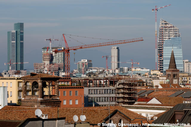  Tetti di Brera e skyline - click to next image