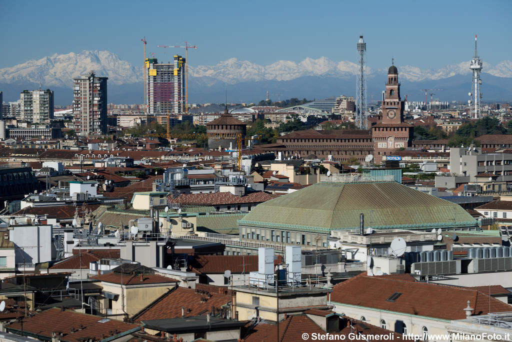  Tetti del centro, torri e alpi - click to next image