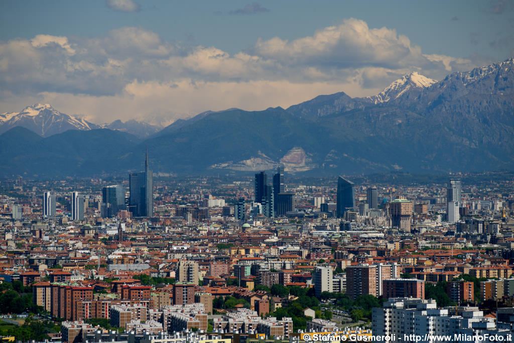  Grattacieli di Milano e prealpi - click to next image