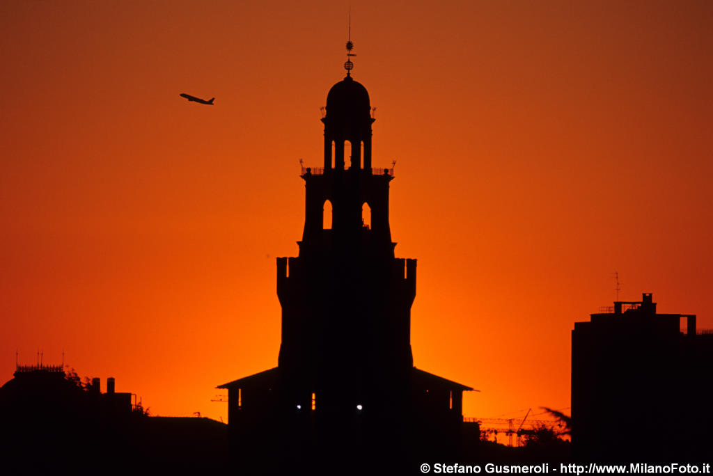  Torre del Filarete all'alba con aereo - click to next image