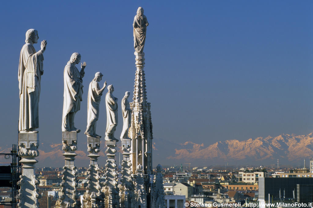  Guglie del Duomo e alpi innevate - click to next image