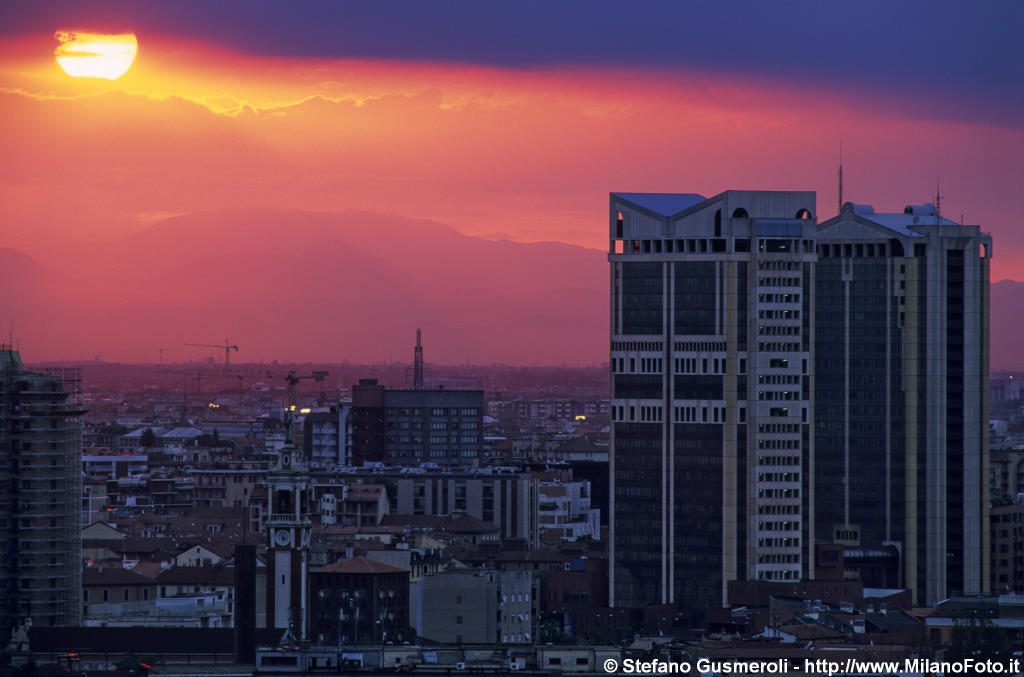  Alba sopra i monti Bronzone, Guglielmo e i grattacieli di Porta Garibaldi - click to next image