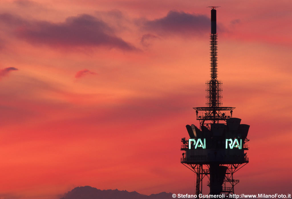  Torre RAI al tramonto - click to next image