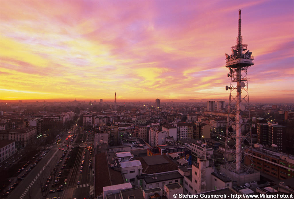  Torre RAI all'alba - click to next image