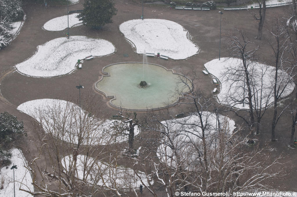  Fontana e aiuole innevate presso Palazzo Dugnani - click to next image