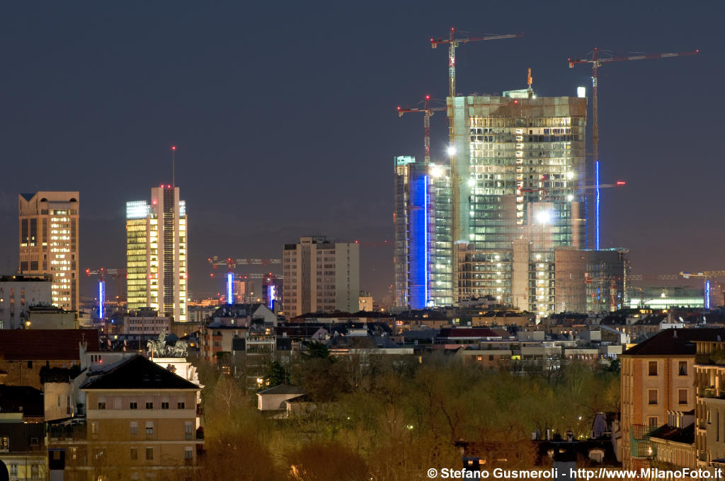  Torre Pelli in notturna - click to next image