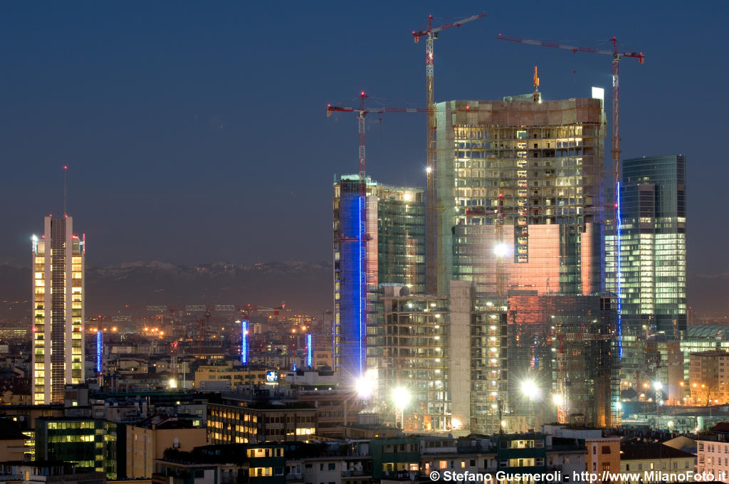  Torre Pelli in notturna - click to next image