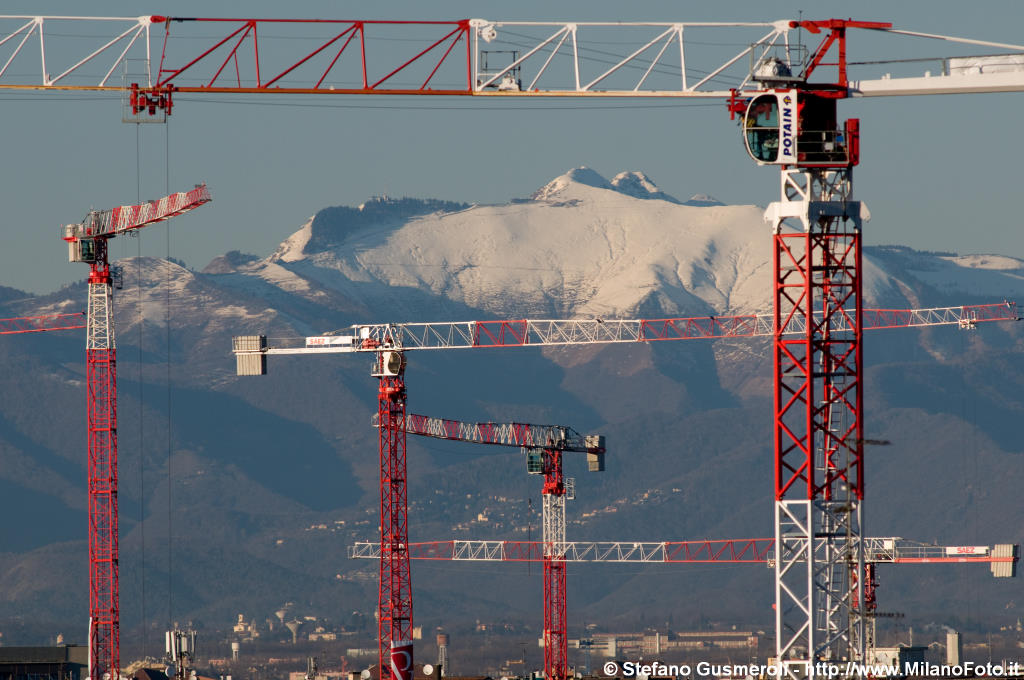  Gru di CityLife e monte Generoso - click to next image