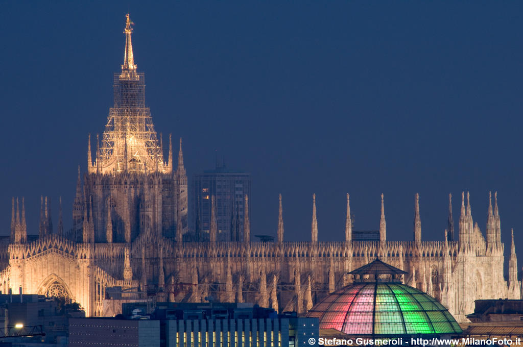  Duomo e cupola Galleria illuminata per i 150 anni d'Italia - click to next image