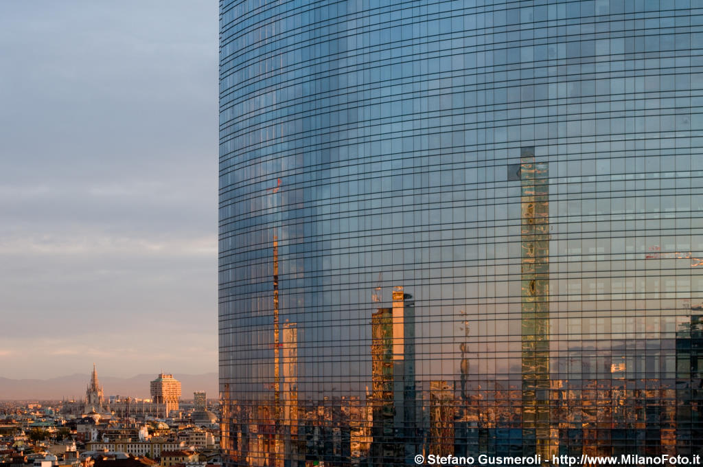  Duomo e riflessi sulla torre Pelli al tramonto - click to next image