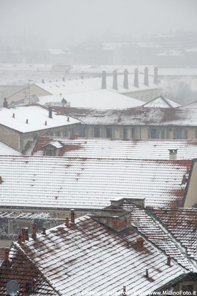  Tetti di marsigliesi sotto a una nevicata - click to next image