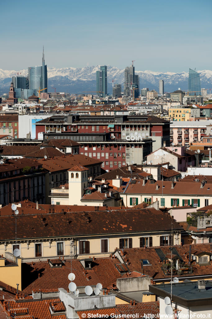  Tetti di Corso Colombo e skyline di Porta Genova - click to next image