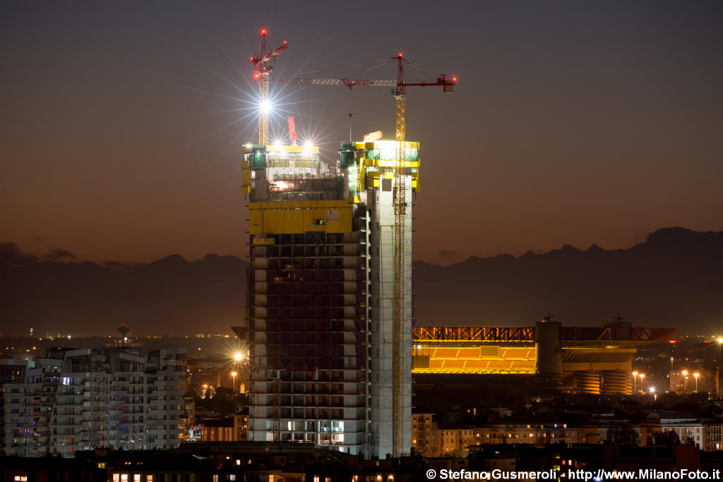  Torre Isozaki e San Siro al tramonto - click to next image